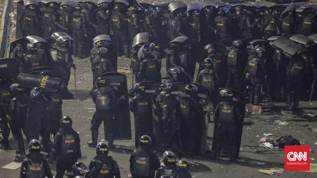 Kerumuman warga di pelataran mal Sarinah yang sedang menyaksikan kerusuhan aksi 22 Mei di sekitar Kantor Bawaslu, Jakarta dibubarkan aparat kepolisian.