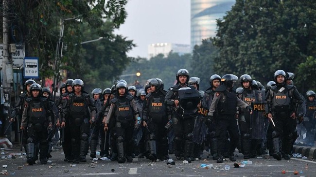 Menurut laporan CNN Indonesia TV, pihak kepolisian pun masih berjaga di sekitar asrama Brimob Petamburan pada Rabu (22/5) pagi. Aparat pun mendapat lemparan batu dari Gang Petamburan V, Jalan KS Tubun Raya. (ANTARA FOTO/Sigid Kurniawan)