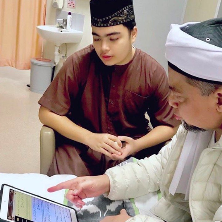 <div>Meski sedangs akit, Arifin tetap semangat menularkan ilmunya kepada sang anak, Ameer Azzikra. (Foto: Instagram/ @kh_m_arifin_ilham)</div><div> </div>