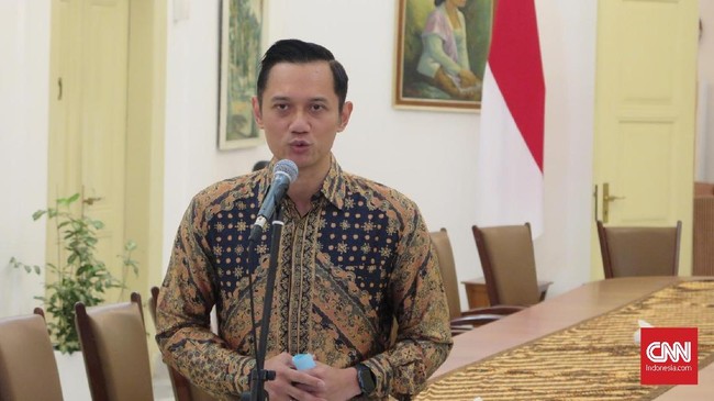 Komandan Kogasma Partai Demokrat Agus Harimurti Yudhoyono (AHY) usai bertemu dengan Presiden Joko Widodo (Jokowi) di Istana Kepresidenan Bogor, Rabu (22/5).