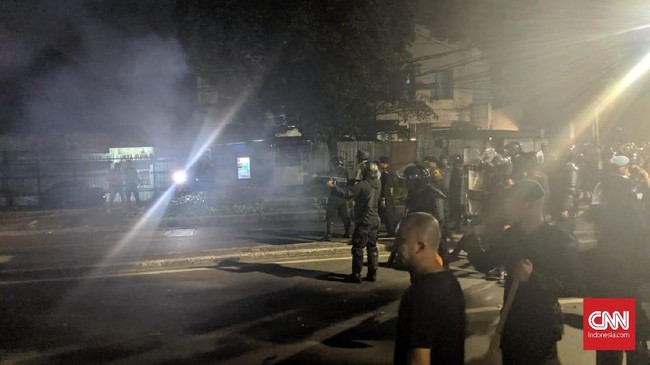Aparat dengan mengendarai motor maju merangsek massa aksi yang masih bertahan. Bantuan dari pasukan bermotor ini berhasil membubarkan massa aksi Bawaslu.