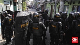 FOTO : Kota Bambu Selatan Memanas, Massa Dipukul Mundur