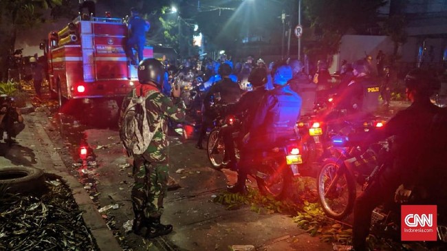 Polisi memburu orang yang diduga mendanai dan menjadi aktor intelektual di balik kerusuhan di depan gedung Bawaslu, Rabu (22/5) dini hari.