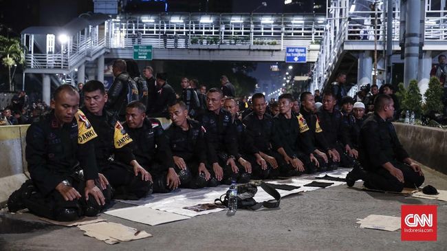 Aksi di Bawaslu Rusuh, TNI AD Jaga Ketat Istana Merdeka Presiden Joko Widodo telah meninggalkan Istana Merdeka pukul 19.30 usai memberikan pernyataan soal Aksi 22 Mei.