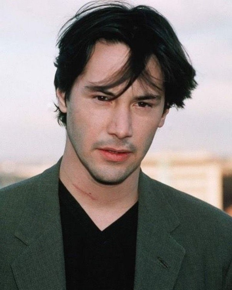 Pesona pemeran John Wick ini mampu menyihir para wanita karena ketampanannya dari masa ke masa yang tidak berubah.