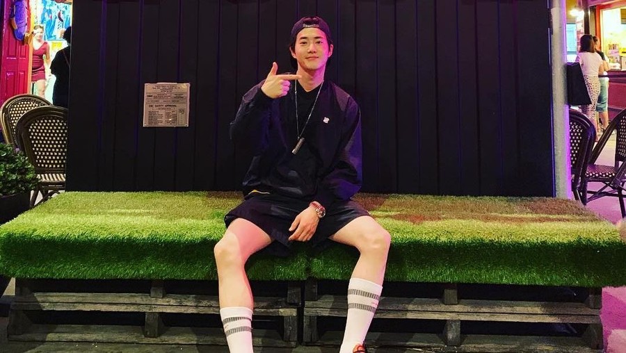 Suho membiarkan jaketnya terbuka pada penampilan konser sehingga membuat penggemar histeris. 