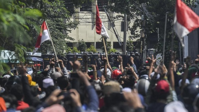 Pedagang di Pasar Tanah Abang kehilangan omzet hingga Rp75 miliar akibat penutupan kawasan, menyusul kericuhan yang terjadi di area sekitar.