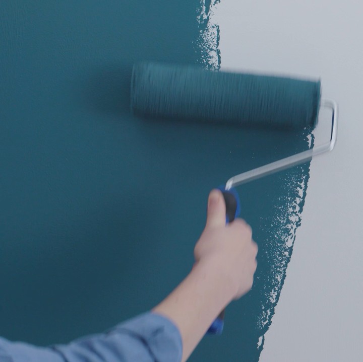 Pertama, siapkan alat dan bahan berupa kuas rol, wadah cat, spirit level, selotip, kertas, pensil, penggaris, meteran, gunting, dan tentunya cat. (Foto: AkzoNobel)