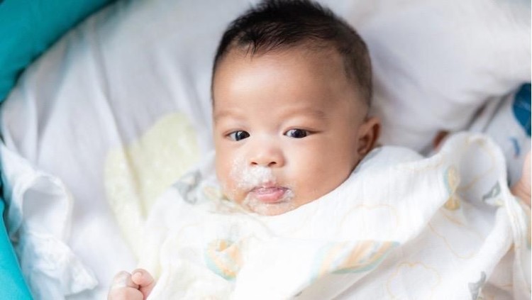 Para Ibu harus tahu bahwa gumoh merupakan reaksi yang kerap terjadi pada si kecil.
