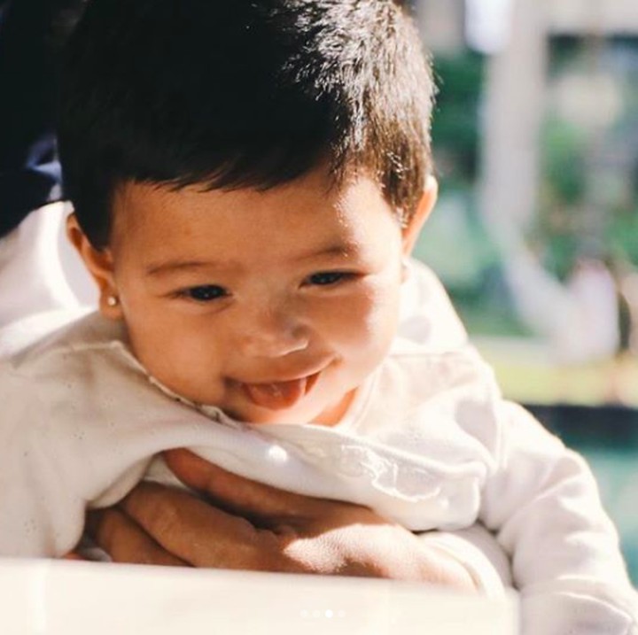 <p>Kira-kira Kalea lagi lihat apa sih, sampai melet-melet begitu. He-he-he. (Foto: Instagram @gyaps)</p>