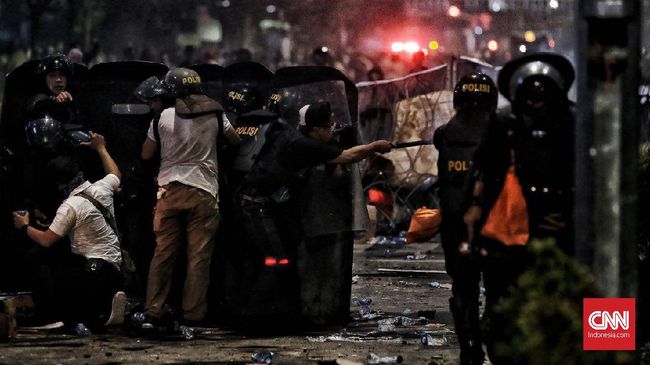 Amnesty Internasional: Polisi Siksa 5 Orang di Kampung Bali Investigasi Amnesty Internasional Indonesia menemukan sejumlah oknum Brimob melakukan penyiksaan saat menangkap orang yang diduga terlibat kerusuhan 21-23 Mei.