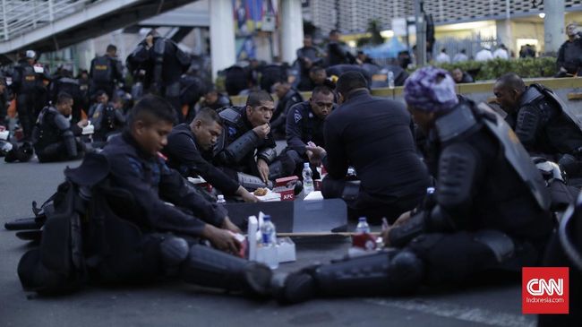 Secuil Canda Aparat Di Sela Lelah Menjaga Kerusuhan 22 Mei Polisi yang bertugas menghadapi massa perusuh tetap melaksanakan ibadah puasa dan rela bersantap sahur di tengah jalan demi keamanan.