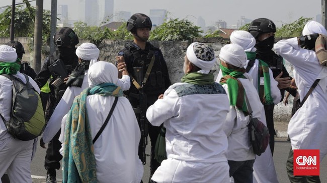FOTO : Kota Bambu Selatan Memanas, Massa Dipukul Mundur