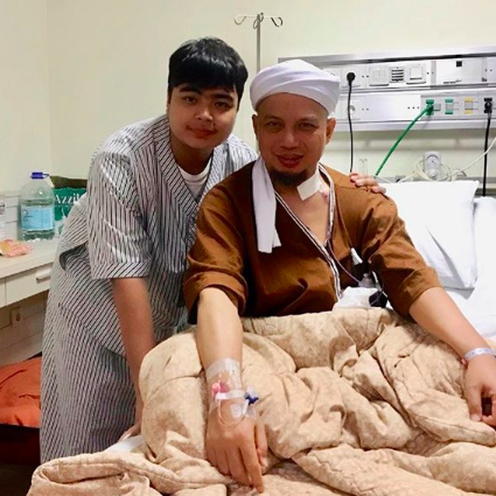 <div>Wujud kasih sayang Ameer pada sang abi. Selalu menemani selama ayahnya menjalani terapi. (Foto: Instagram/ @ameer_azzikra)</div><div> </div>