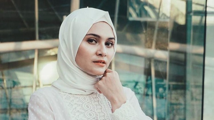 Bulan Ramadhan jangan bermalas-malasan, Bun. Lebih baik isi dengan kegiatan positif agar tubuh tetap bugar seperti Zee Zee Shahab.