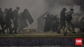 FOTO: Hari Kedua Rusuh di Depan Bawaslu Kerusuhan kembali pecah pada hari kedua demonstrasi di depan Gedung Bawaslu, Jakarta. Sejumlah orang luka, termasuk wartawan, akibat kerusuhan ini.
