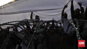 Massa Aksi Buka Puasa Bersama Aparat Dipisahkan Kawat Berduri