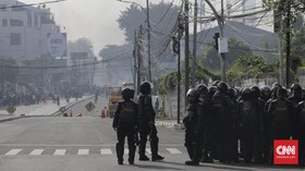 Berselawat, Majelis Zikir Tenangkan Massa Demo di Slipi