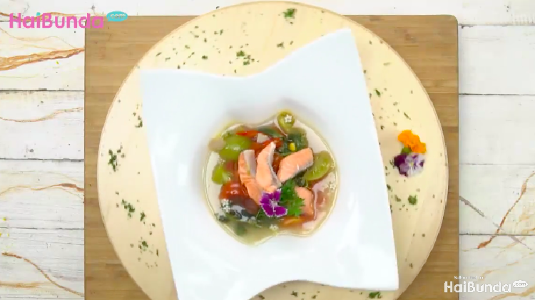 Mau menyajikan ikan untuk menu sahur, tapi yang berkuah? Bunda bisa coba deh resep Salmon Kuah Asam. Segar banget!