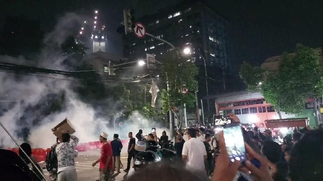 Pasukan anti huru hara masih berusaha membubarkan massa aksi Bawaslu. Lemparan gas air mata petugas dibalas massa dengan melempar petasan.