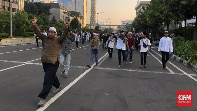 Jl MH Thamrin, Jakarta, ditutup total karena demonstrasi masih bergulir di depan Gedung Bawaslu.