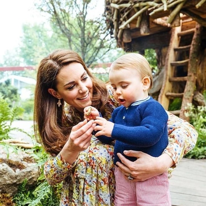 <p>Kate Middleton sudah mulai memperkenalkan alam kepada Pangeran Louis sejak masih kecil lho. (Foto: Instagram @kensingtonroyal)</p>