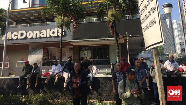 Sejumlah pertokoan dan restoran cepat saji di sekitar kantor Bawaslu tutup karena aksi 22 Mei dan ratusan aparat yang terus siaga.