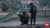 FOTO: Tanah Abang Masih Mencekam Aksi massa di depan gedung Bawaslu, Selasa (21/5), yang mulanya berjalan damai berubah rusuh berupa bentrok warga dan aparat dan menjalar hingga Tanah Abang.
