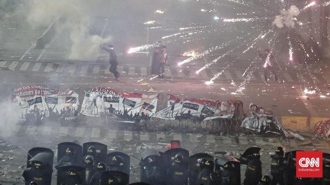 Kerusuhan di sekitar Bawaslu sempat mereda, namun massa kembali lagi datang ke Bawaslu dari arah Patung Kuda, Monas, Rabu (22/5) malam.