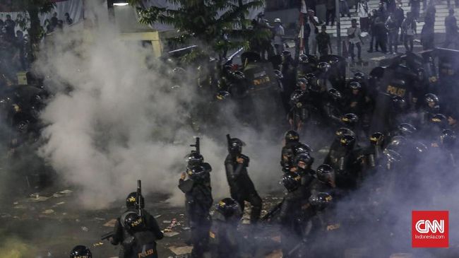 Massa Aksi 22 Mei Melewati Gedung KPU, Polisi Segera Bersiaga Ketika massa aksi 22 Mei melewati Jl HOS Cokroaminoto, para polisi yang berjaga di depan KPU segera bersiaga dengan peralatan lengkap.