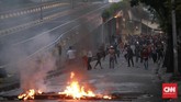 FOTO: Tanah Abang Masih Mencekam Aksi massa di depan gedung Bawaslu, Selasa (21/5), yang mulanya berjalan damai berubah rusuh berupa bentrok warga dan aparat dan menjalar hingga Tanah Abang.