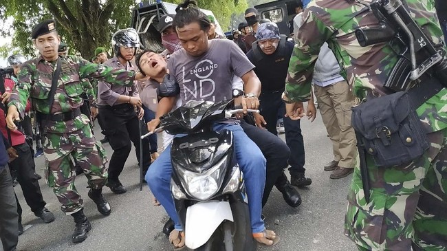 FOTO: Massa Bakar Pos Polisi di Pontianak