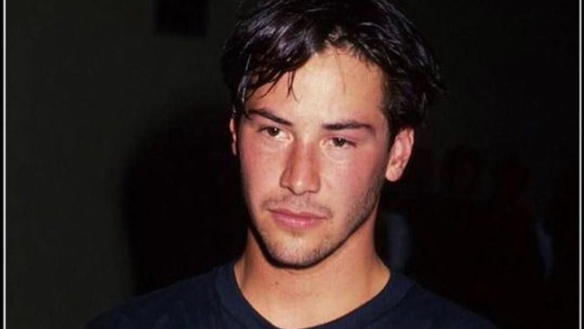 Pesona pemeran John Wick ini mampu menyihir para wanita karena ketampanannya dari masa ke masa yang tidak berubah&period;