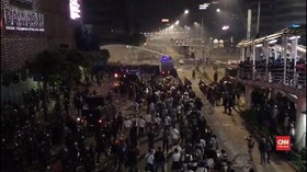 VIDEO: Ditembak Meriam Air, Massa Aksi 22 Mei Kocar-Kacir