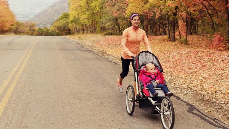 Olahraga usai melahirkan seperti jogging biasanya dilakukan dengan membawa bayi di stroller.