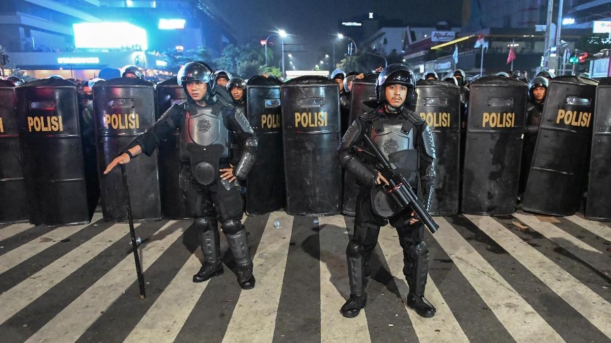 FOTO: Malam Mencekam di Pusat Jakarta Buntut Demo Bawaslu