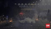 FOTO: Hari Kedua Rusuh di Depan Bawaslu Kerusuhan kembali pecah pada hari kedua demonstrasi di depan Gedung Bawaslu, Jakarta. Sejumlah orang luka, termasuk wartawan, akibat kerusuhan ini.