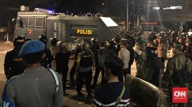 Massa Lempar Batu, Polisi Semprotkan Water Cannon