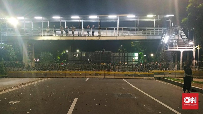 Jalan Medan Merdeka Barat kembali dibuka usai aksi massa Indonesia Gelap bubar. Barrier beton dan kawat berduri telah diangkat pihak kepolisian.