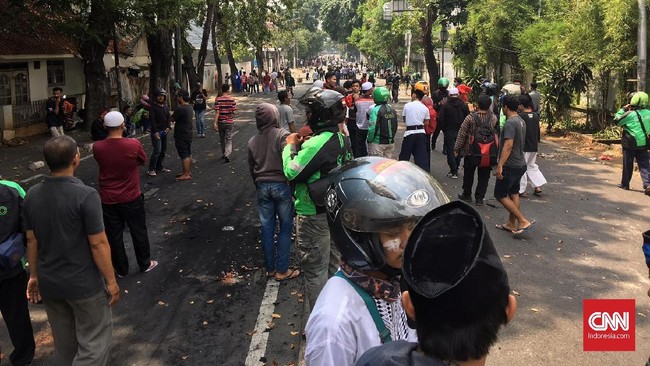 Beberapa orang meneriaki petugas dengan ejekan. Petugas membalas aksi itu dengan menembakkan gas air mata ke arah kerumunan masa.