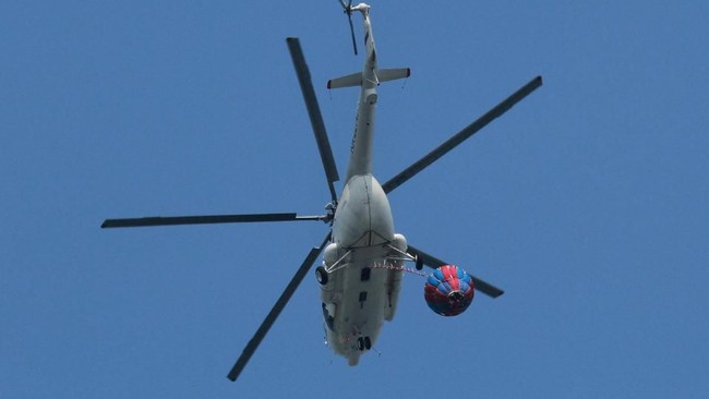 Helikopter milik PT NUH yang sempat hilang kontak setelah lepas landas dari Bandara Nabire, Papua pada Kamis (17/9), ditemukan di cekungan sungai.