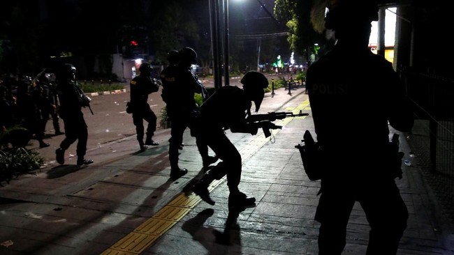 FOTO: Malam Mencekam di Pusat Jakarta Buntut Demo Bawaslu