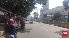 Sekat Kerusuhan, Warga Tutup Jalan Mas Mansyur Pakai Bambu