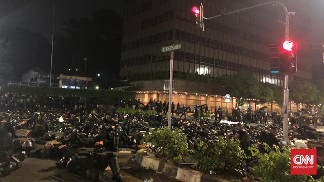 Seorang perempuan pingsan saat terjadi kerusuhan di Jalan MH Thamrin, Jakarta Pusat. Perempuan itu dibawa ke ambulans yang disiagakan di Jalan Sunda.