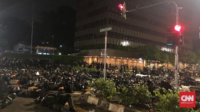 Seorang Peserta Aksi 22 Mei Pingsan Seorang perempuan pingsan saat terjadi kerusuhan di Jalan MH Thamrin, Jakarta Pusat. Perempuan itu dibawa ke ambulans yang disiagakan di Jalan Sunda.