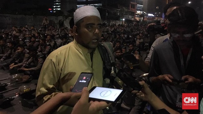 Warga di Jalan Brigjen Katamso, Kelurahan Palmerah, Jakarta Barat, menyatakan tidak mengenal massa yang membuat kerusuhan sejak pagi hari ini.