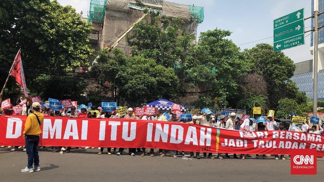 Aksi damai di depan gedung KPU digagas Jaringan Masyarakat Peduli Pemilu (JMPP), menyerukan agar bangsa Indonesia kembali bersatu usai Pemilu 2019.