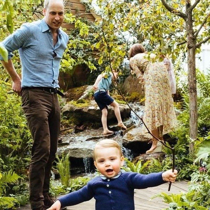 <p>Si bungsu, Pangeran Louis sudah mulai belajar berjalan, Bun. Tapi masih diawasi oleh sang ayah, Pangeran William. (Foto: Instagram @kensingtonroyal)</p>