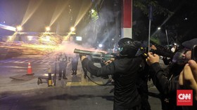 Desak Massa Aksi Bawaslu, Polisi Merangsek ke Gang Kecil