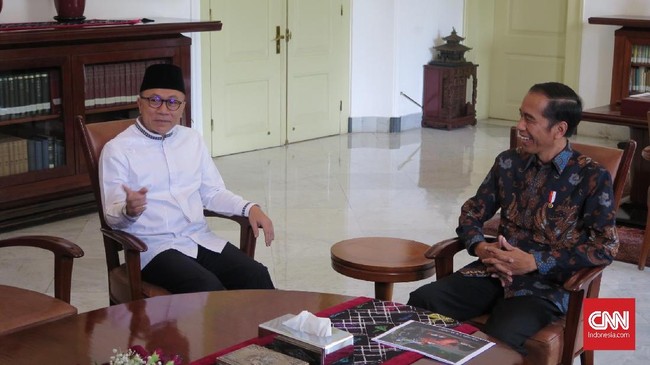 Usai Susilo Bambang Yudhoyono dan Prabowo Subianto, kini giliran Ketum PAN Zulkifli Hasan bertemu Presiden Jokowi di Istana Merdeka siang ini.